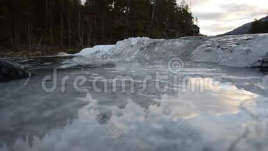 冰寒的山溪溪流，大量的冰积流入河流